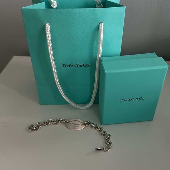Tiffany & Co. Oval Tag Bracelet in size Medium - Picture 3 of 3